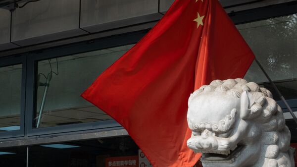 Китайский флаг на одной из улиц Пекина.