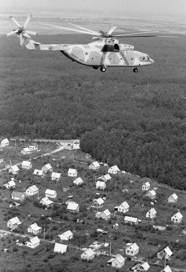 Вертолет Ми-26 с дозиметристами на борту контролирует обстановку в районе Чернобыльской АЭС после катастрофы