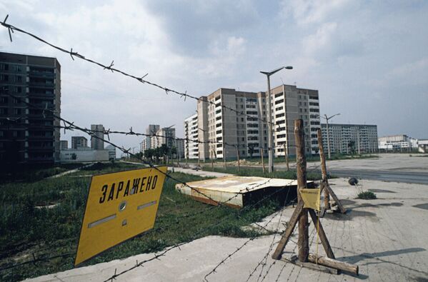 Ограждения на улицах города Припяти в Киевской области после аварии на Чернобыльской АЭС. 1986 г.