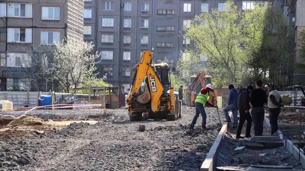 Строители восстанавливают жилые кварталы в ЛНР
