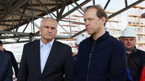 Вице-премьер РФ Денис Мантуров и глава Крыма Сергей Аксенов посетили судостроительный завод в Керчи