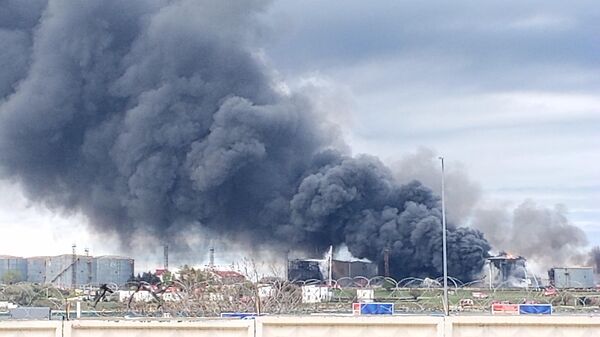 Пожар на нефтебазе в Казачьей бухте Севастополя