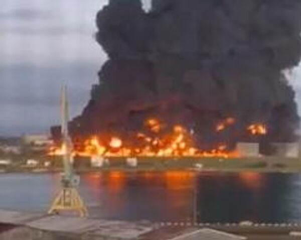 Пожар на нефтебазе в Севастополе после атаки дронов Пожар на нефтебазе в Севастополе после атаки дронов