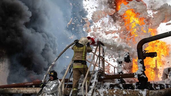 Тушение пожара на нефтебазе в Севастополе после атаки беспилотников
