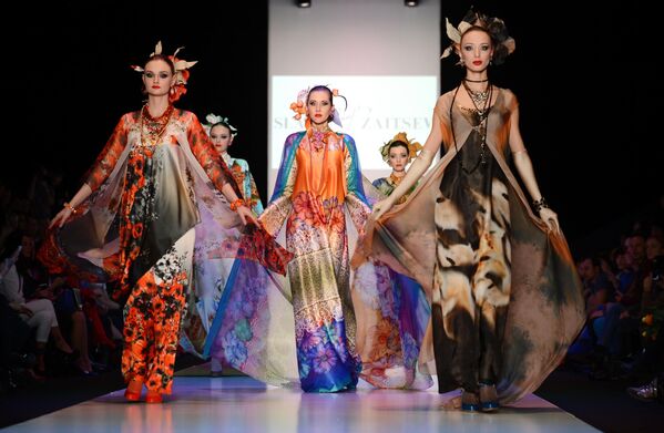 Модели демонстрируют одежду из новой коллекции Дома моды Slava Zaitsev в рамках Mercedes-Benz Fashion Week Russia