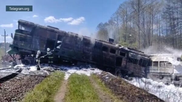 Кадры тушения поезда в Брянской области, который сошел с рельсов после взрыва на ж/д путях. Скриншот видео