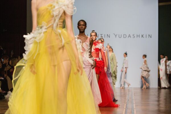 Модели демонстрируют одежду из новой коллекции весна-лето 2019 года модельера Валентина Юдашкина на Неделе моды в Париже