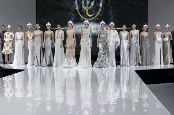 Модели на показе коллекции Валентина Юдашкина в рамках Московской недели моды, 27 мартя 2013 года