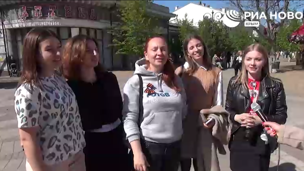 Жители Симферополя подхватили флешмоб РИА Новости Крым и исполнили военные песни