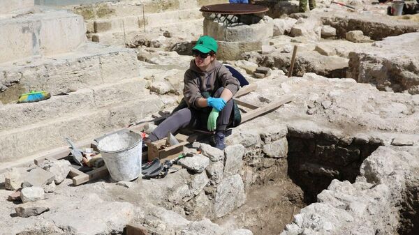 Археолог отдыхает на месте раскопок в Херсонесе