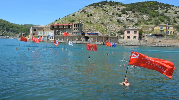 Пловцы со Знаменем Победы в бухте Балаклавы