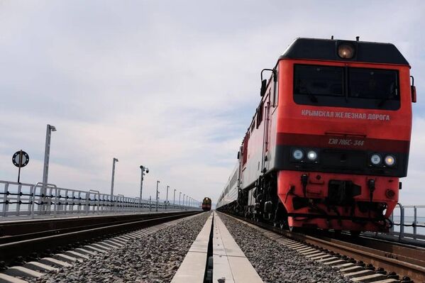 Марат Хуснуллин открыл движение по второму железнодорожному пути Крымского моста