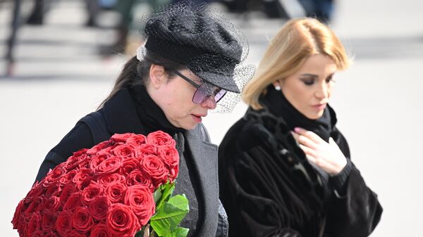 Певица Наташа Королева (слева) на церемонии прощания с модельером Валентином Юдашкиным