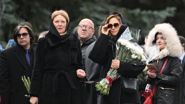 Люди перед началом церемонии прощания с модельером Валентином Юдашкиным