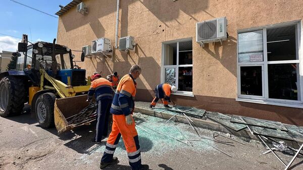 Коммунальщики устраняют последствия обстрела города Шебекино в Белгородской области