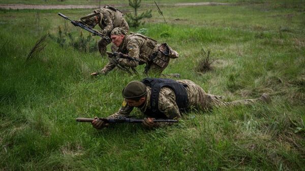 Украинские военные принимают участие в военных учениях в Харьковской области 1 мая 2023 года