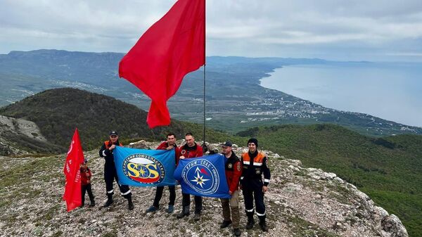 Специалисты Крым-Спас установили копию Знамени Победы на вершине горы Куш-Кая
