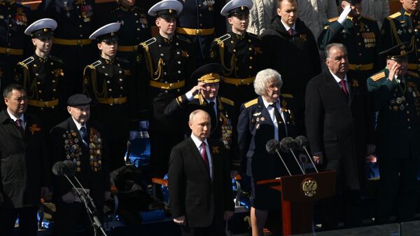 Президент РФ Владимир Путин и председатель правительства Михаил Мишустин на параде Победы в Москве