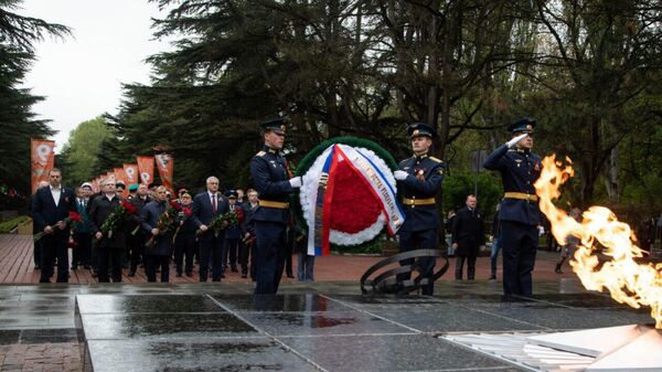 Возложение венков и цветов к Могиле неизвестного солдата в Симферополе в 78-ю годовщину Великой Победы