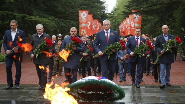 Возложение венков и цветов к Могиле неизвестного солдата в Симферополе в 78-ю годовщину Великой Победы