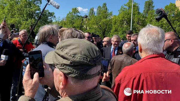 Толпа преградила дорогу российскому послу на мемориальном кладбище в Варшаве
