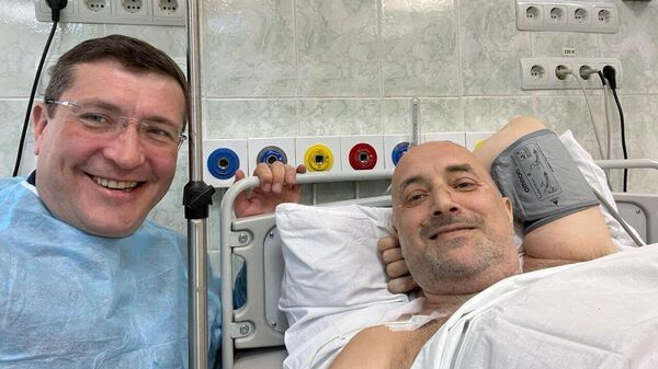 Захар Прилепин и губернатор Нижегородской области Глеб Никитин в больнице