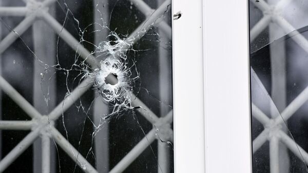 Стекла в окнах, поврежденные в результате обстрела ВСУ