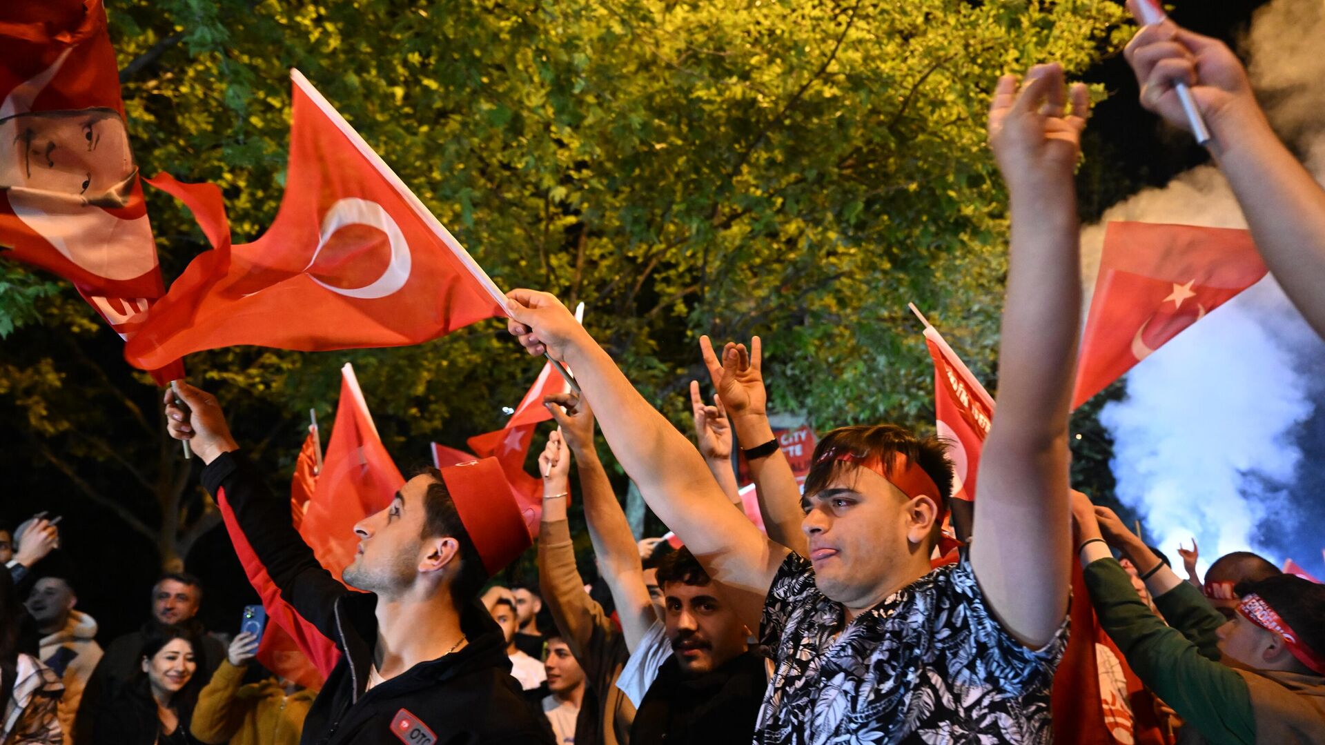 Стихийный митинг сторонников Эрдогана в Стамбуле - РИА Новости, 1920, 15.05.2023