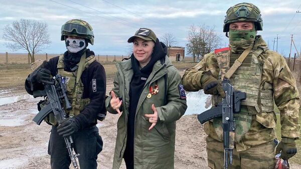 Волонтер Ирина Резуник с бойцами в зоне спецоперации