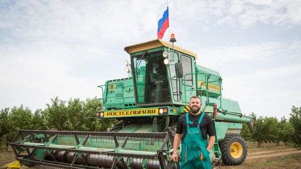 Фермер Александр Шаботенко и его комбайн