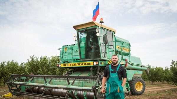 Фермер Александр Шаботенко и его комбайн