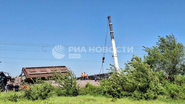 Вагоны сошедшего в Крыму поезда поднимают краном