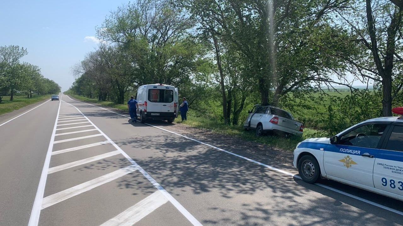 Смертельный удар: в Черноморском районе Lada Priora влетела в дерево - РИА  Новости Крым, 19.05.2023