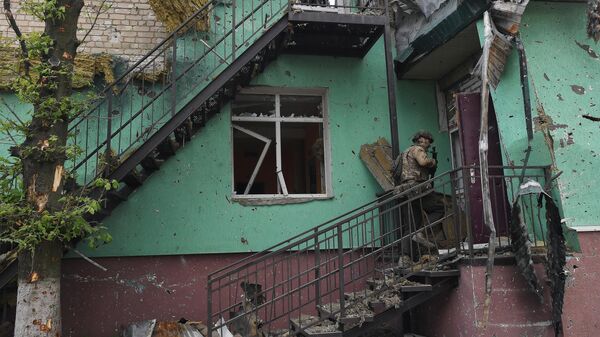 Боец ЧВК Вагнер заходит в разрушенный дом в Артемовске Боец ЧВК Вагнер заходит в разрушенный дом в Артемовске