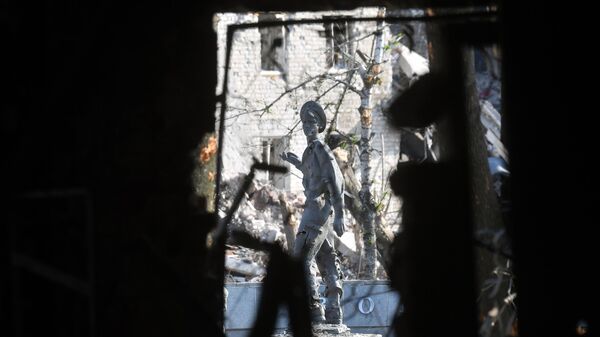Поврежденный памятник в Артемовске Поврежденный памятник в Артемовске