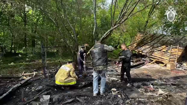 Следователи и спасатели на месте пожара в городе Раменск, где погиб 11-летний мальчик