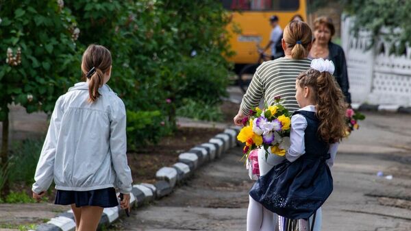 Дети едут на праздничную линейку в школу в Чаплынке Херсонская область