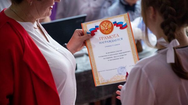 Награждение лучших учеников школы на линейке в Чаплынке Херсонской области