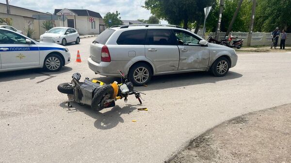 Двое подростков пострадали в ДТП с мопедом и легковым авто в Крыму