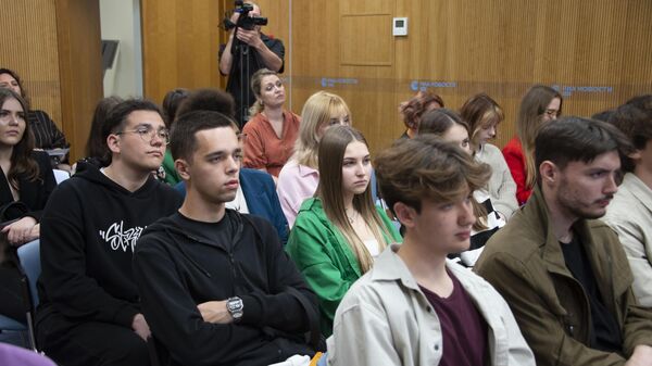 Студенты на просветительском проекте SputnikPro в пресс-центре РИА Новости Крым