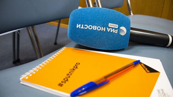 Блокнот проекта SputnikPro и микрофон пресс-центра РИА Новости Крым