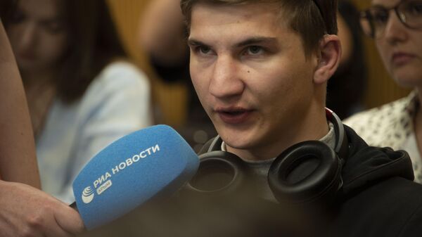 Студент задает вопрос спикерам на просветительском проекте SputnikPro в пресс-центре РИА Новости Крым