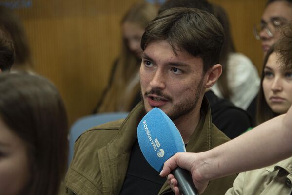 Студенты задают вопросы спикерам на просветительском проекте SputnikPro в пресс-центре РИА Новости Крым