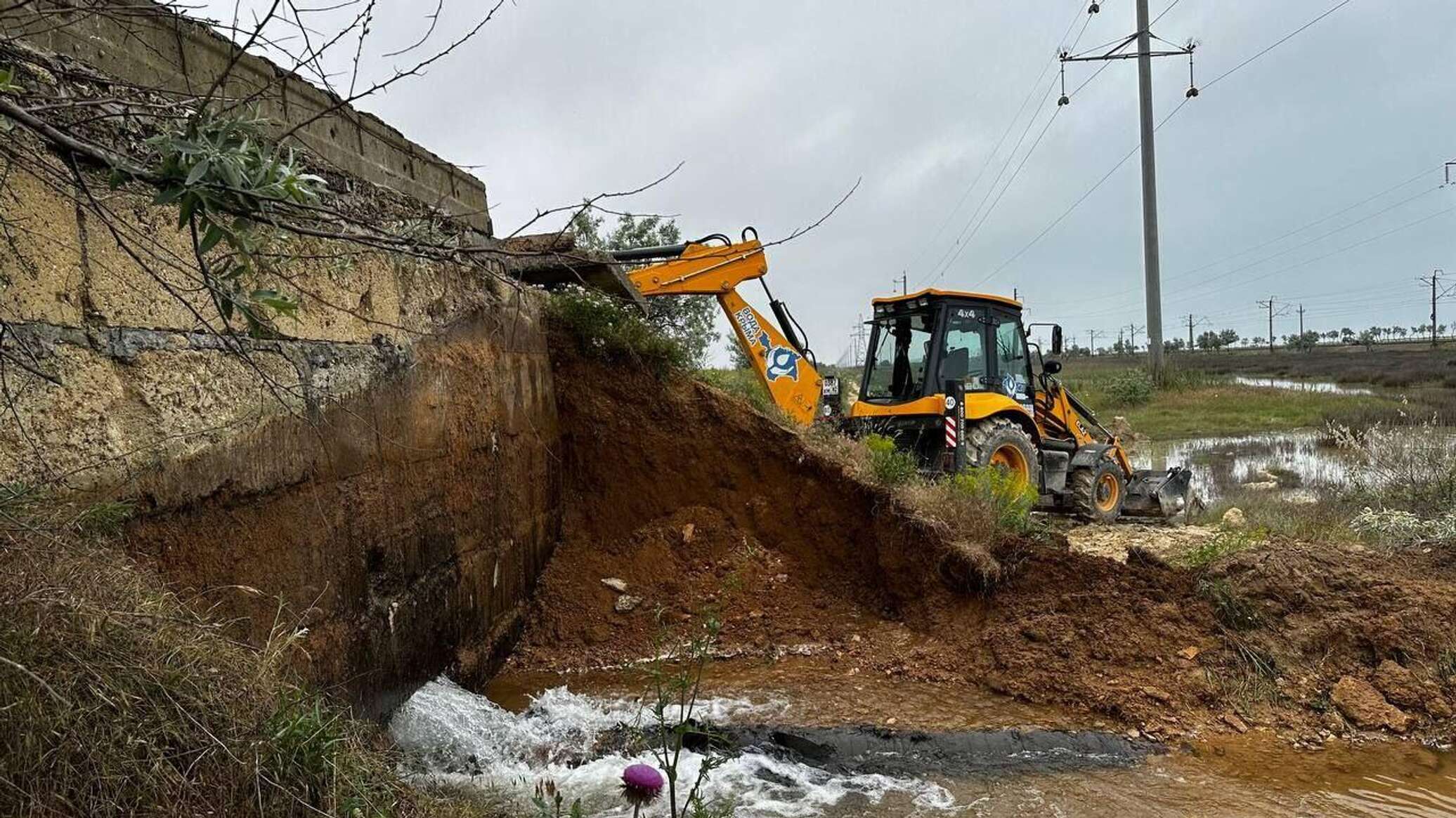 Почему нет света в евпатории сейчас. Водовод в Евпатория. Авария на водоводе. Водопровод. Авария на водоводе в Евпатории.