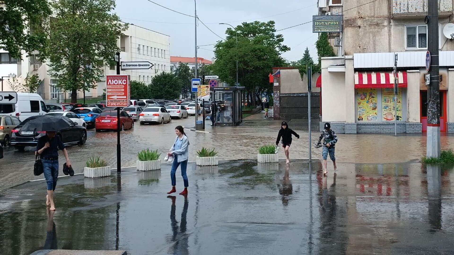 Реки на дорогах и люди босиком: улицы Симферополя ушли под воду - РИА  Новости Крым, 26.05.2023