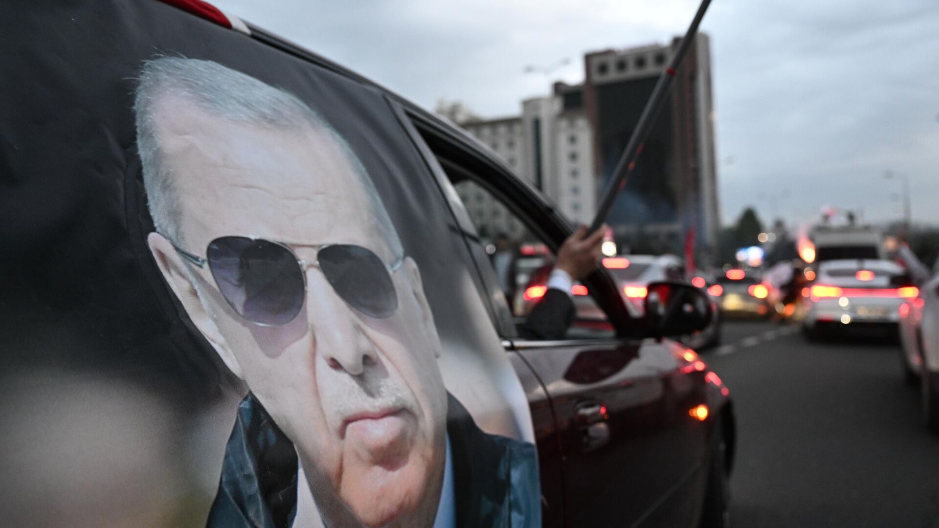 Баннер с портретом действующего президента Турции Реджепа Тайипа Эрдогана на автомобиле в Анкаре - РИА Новости, 1920, 29.05.2023