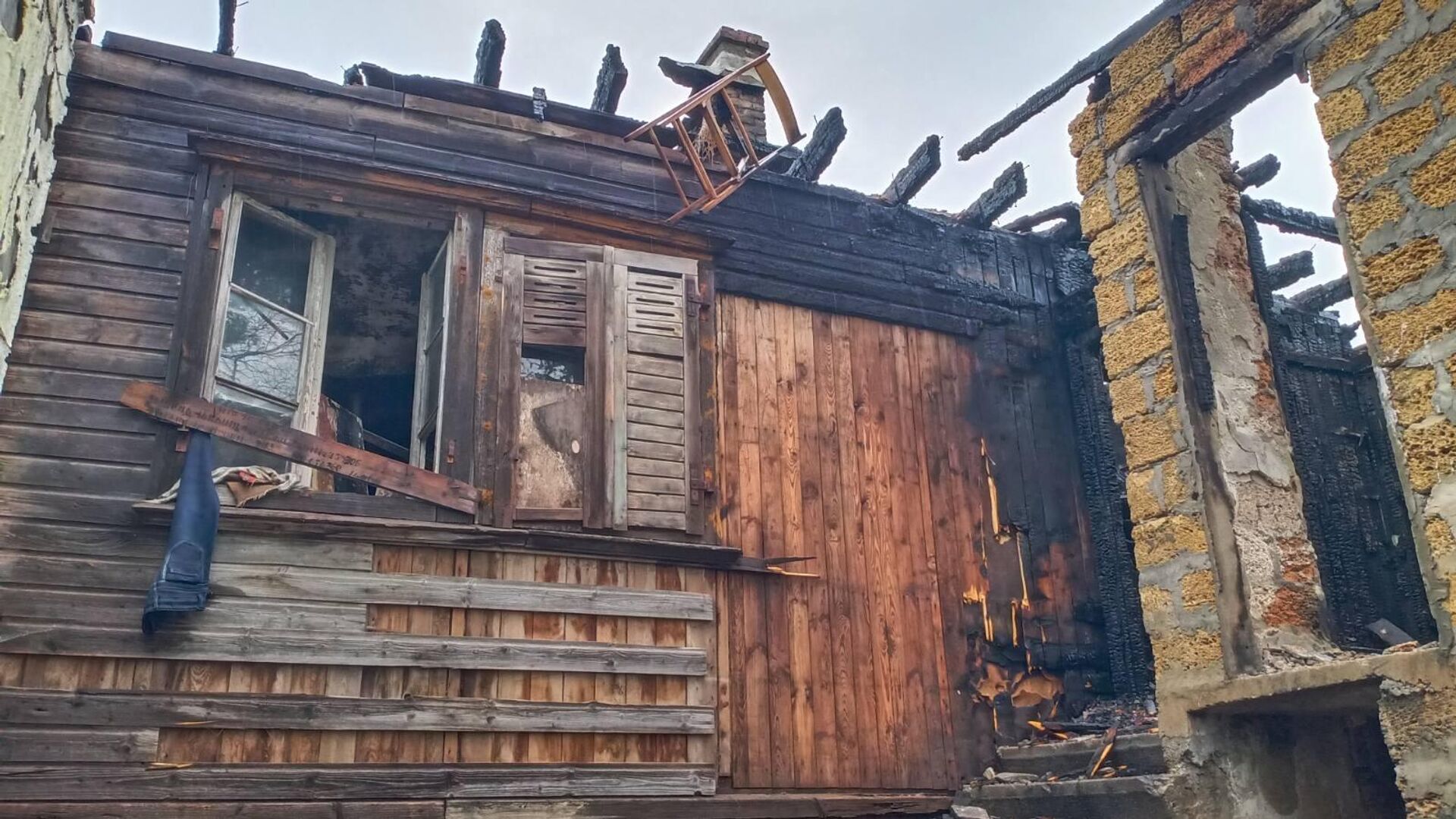 Сгоревший заброшенный дом в Севастополе - РИА Новости, 1920, 30.05.2023