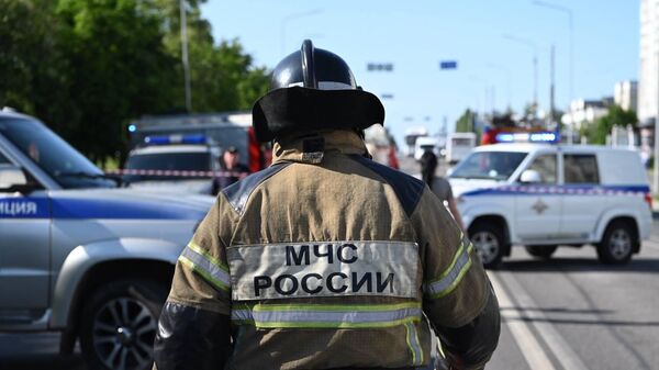 Сотрудник МЧС России на месте взрыва в Белгородской области