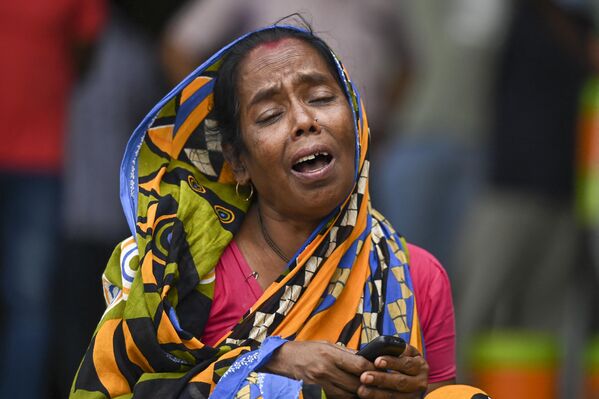 Родственница жертвы столкновения поездов в Индии 