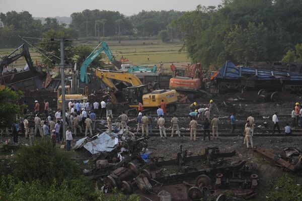 Полиция на месте столкновения поездов в Индии 